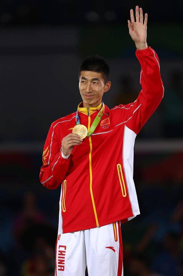 江苏运动员赵帅担任东奥开幕式中国体育代表团旗手_奥运会_朱婷_身高