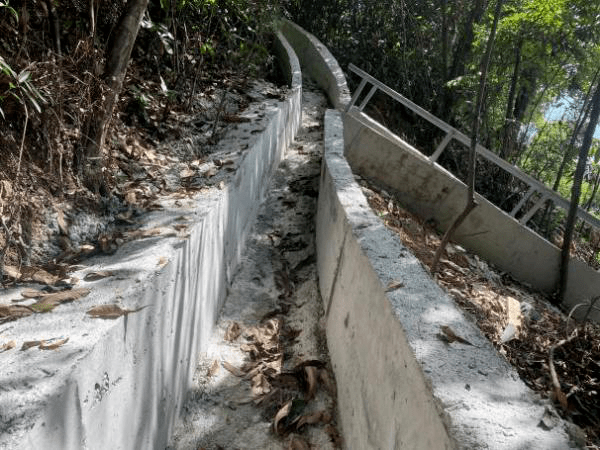 对易塌落位置采用sns主动防护网进行先加固后覆绿,边坡上方增设截水沟