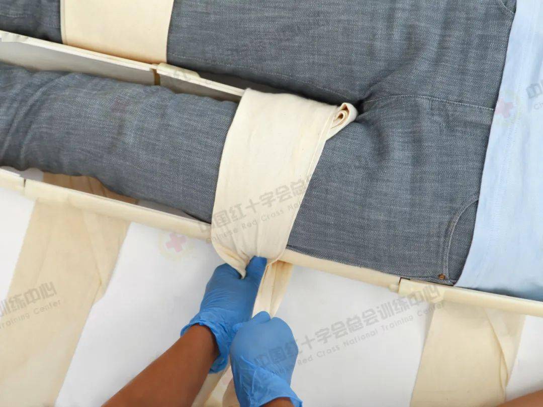 下肢骨折固定时条带的打结方法7. 如只有一