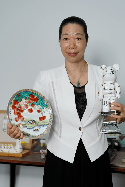 她为瓷器"梳妆"37年,多年坚守的秘诀是……_广彩_何丽芬_市场