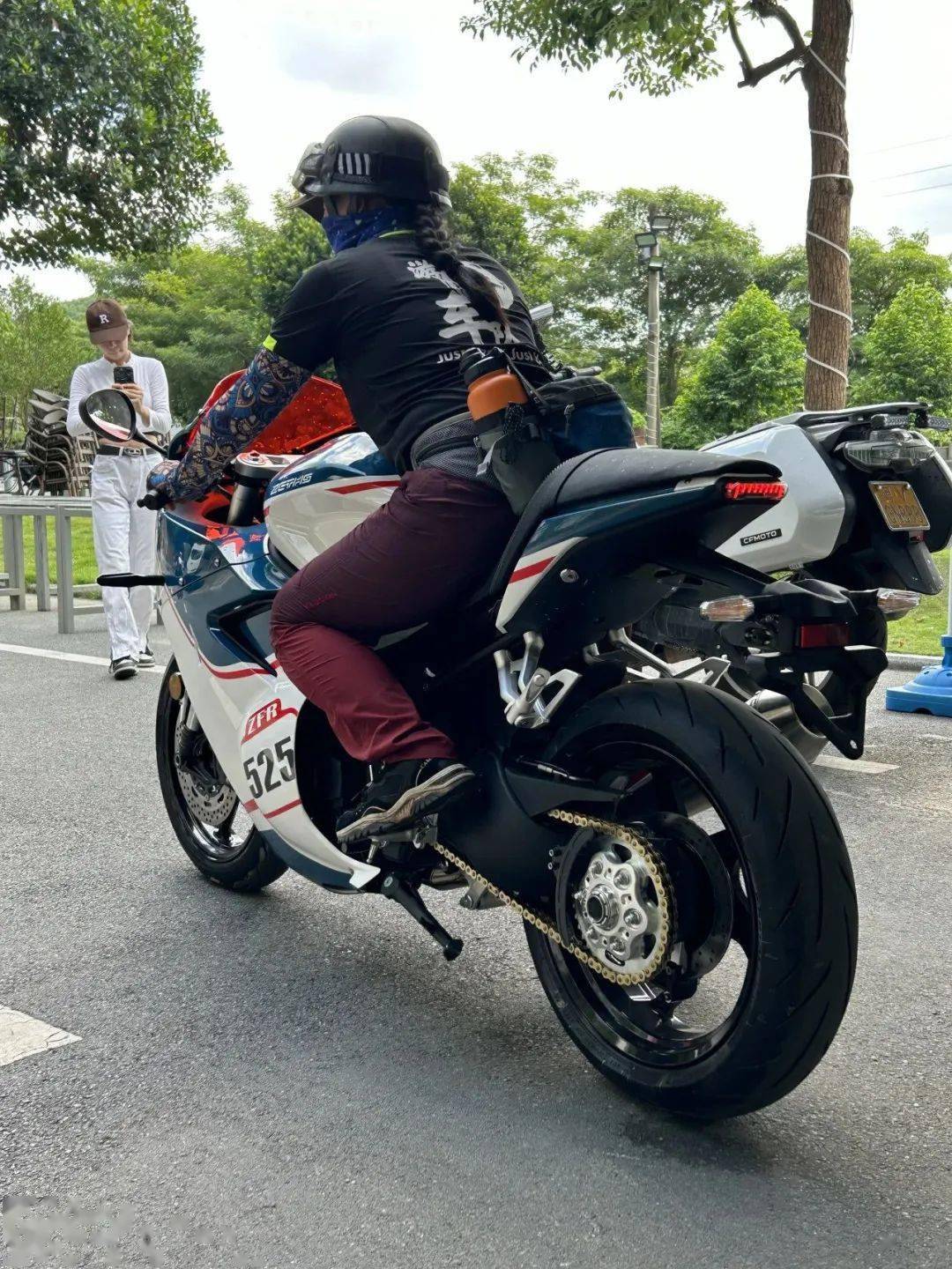 52万卖掉百万元房产买摩托后续 / 比亚迪第500万辆车下线活动,摆的都