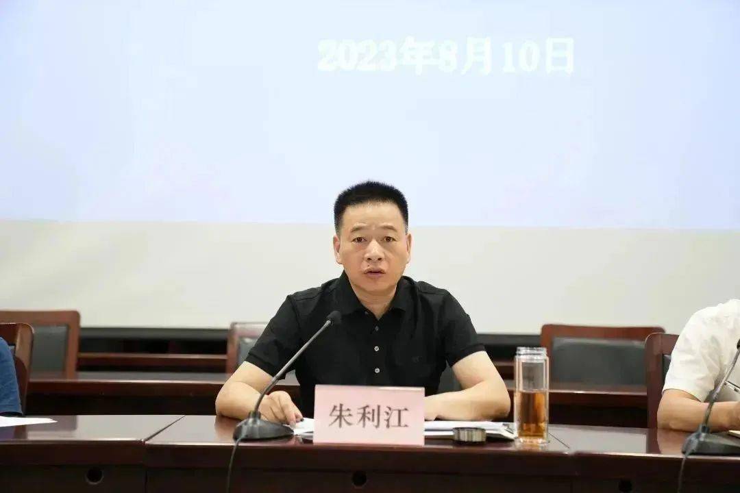 许村镇党委书记朱利江强调,适时调整建房政策,规范建房