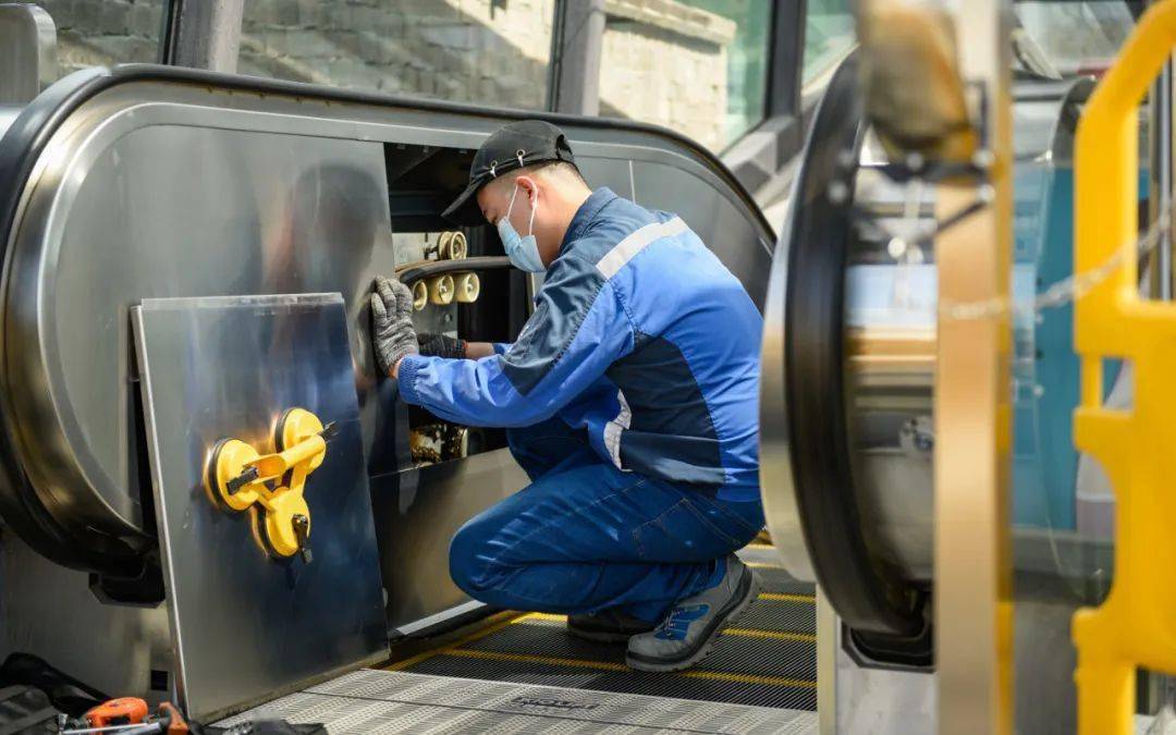 及时在车控制室的设备盘上确认电扶梯是否关停,随后报维修部到场进行