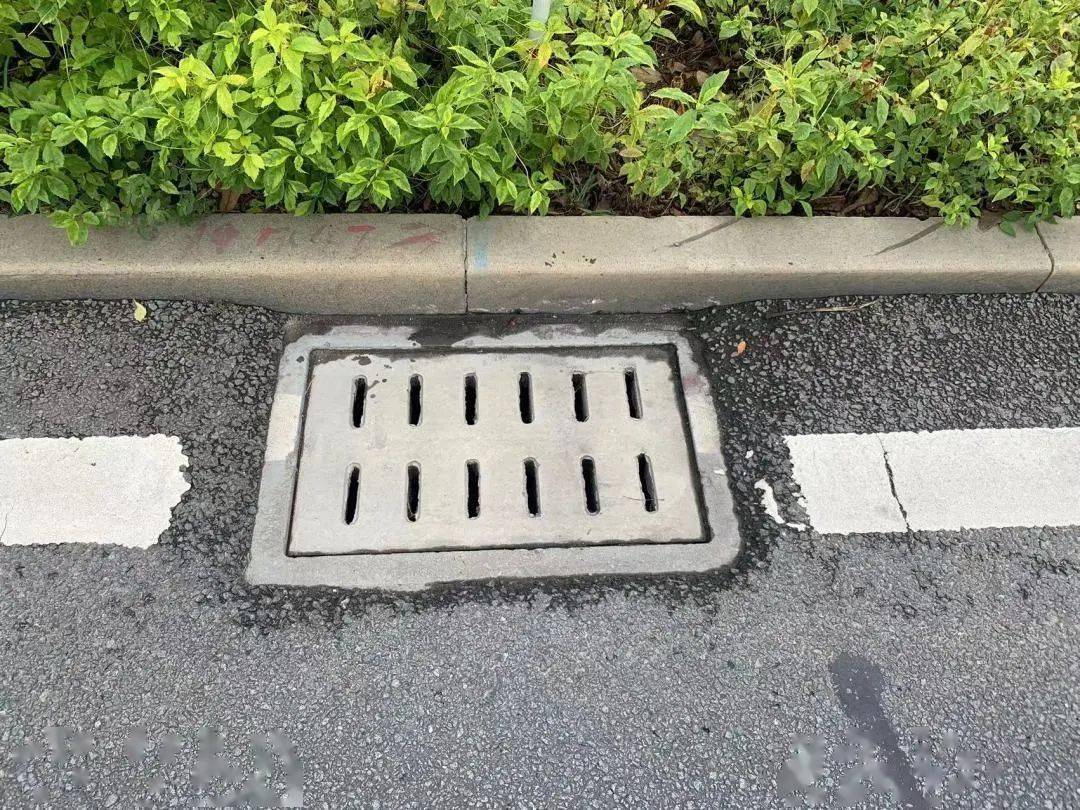 在前期调查中发现,翁角路上的雨水篦主要存在破损变形,低于沥青路面