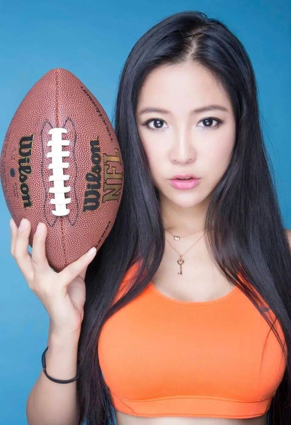 小麦肤色和亚洲女生相比笑起来让人感受到满屏甜美五官明媚生动精致的