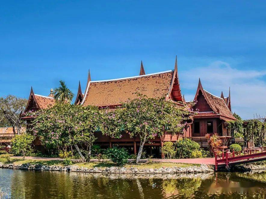 取景之地,据说它的创作灵感来源一部泰国小说,叫做《坤昌与坤平》