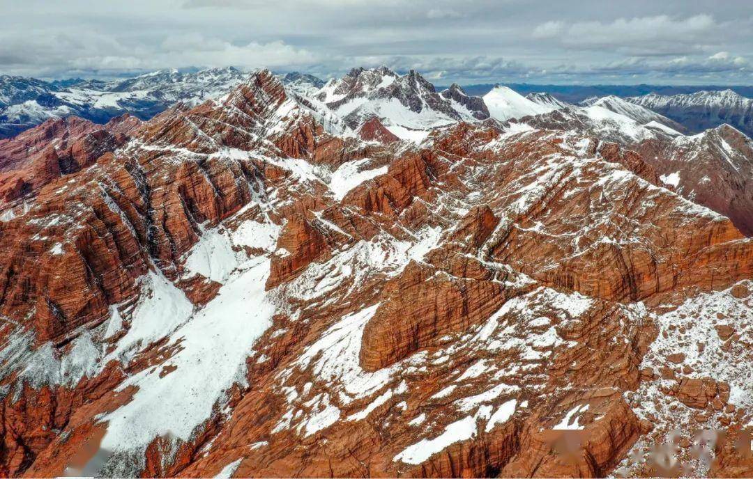 在川西高原鲜有丹霞地貌被发现的记录,所以当新龙县红山丹霞被发现