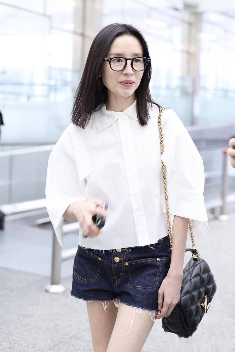 董洁身穿白衬衫 牛仔短裤 t字凉鞋清纯自然