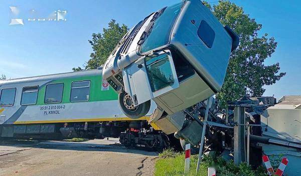 波兰一列车撞上过道口的货车致22人受伤_火车_伤者_事故