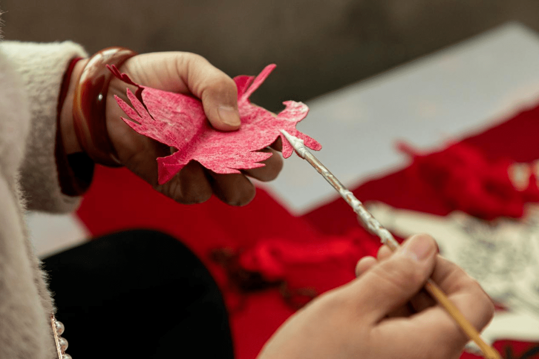 裁剪图案绘制画面原生态手染布料先让我们一起来看看布堆画是怎样制作