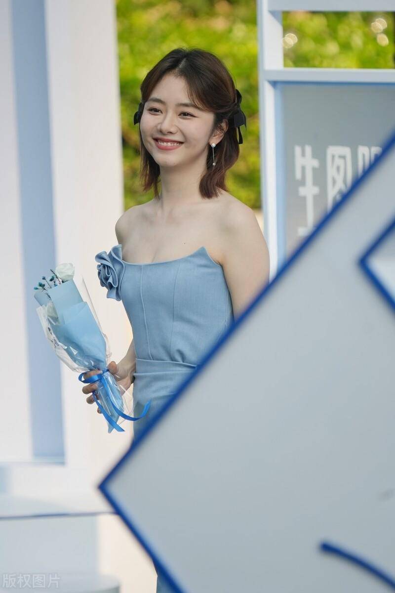 谭松韵又扮少女了,穿浅蓝色牛仔裙暴露微胖身材,法令纹暴露年龄_礼服