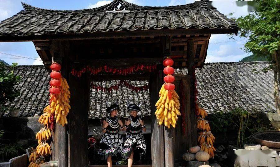 酉州村庄志丨古木清泉中的石泉苗寨_吊脚楼_峡谷_房屋