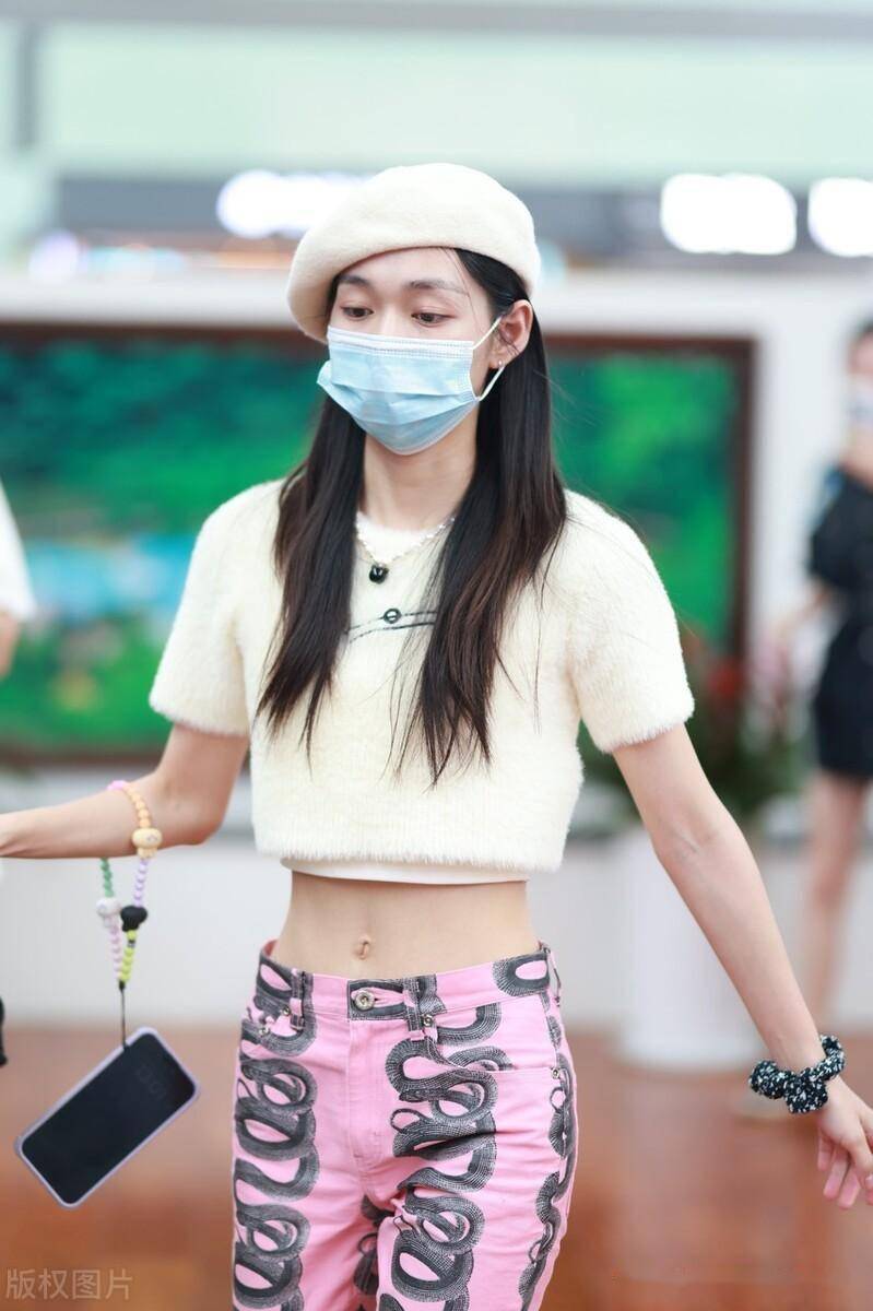 街拍:段奥娟毛绒短袖衫 粉色图案牛仔裤 斜挎包个性十足_成都_机场