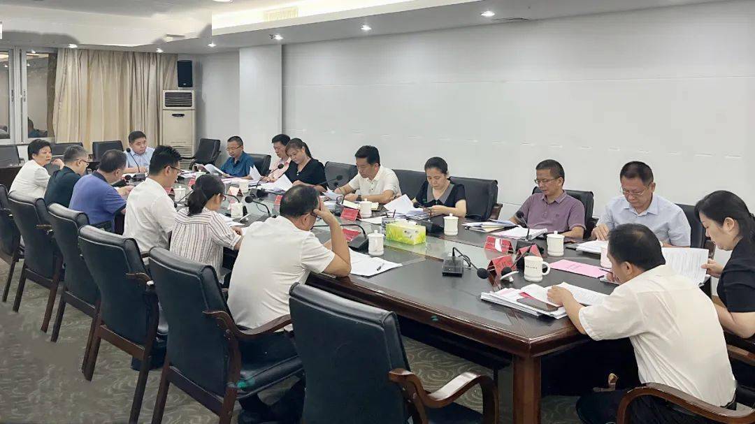 人大常委会副主任游通铃出席会议并讲话,市人大法制委主任委员严孟灿