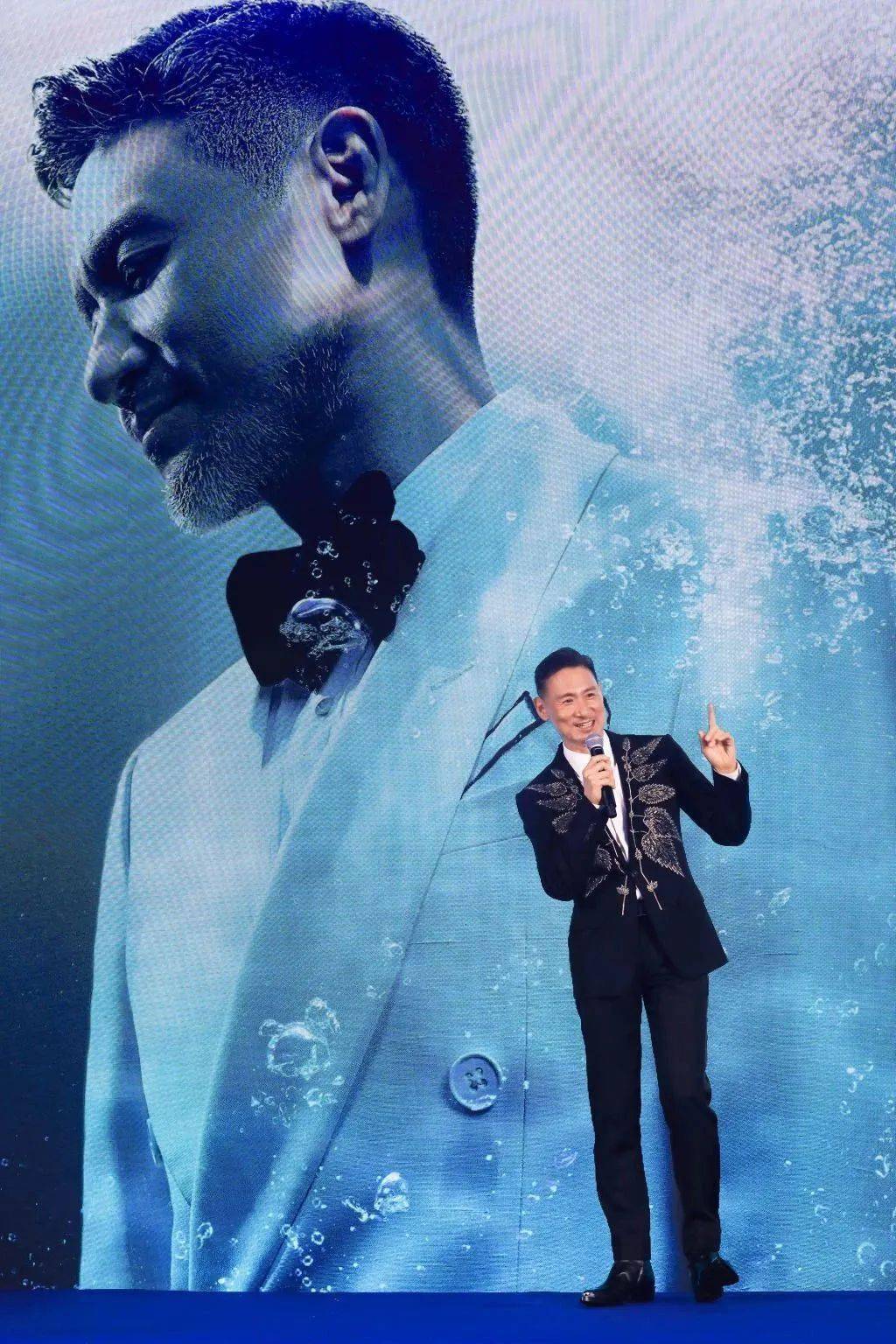 张学友在演唱会上突然晕倒!本人回应→_视觉_中国_资料