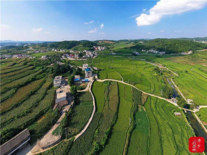 近日,玉屏侗族自治县亚鱼乡郭家湾村,山峦,水库,田园,道路与错落有致