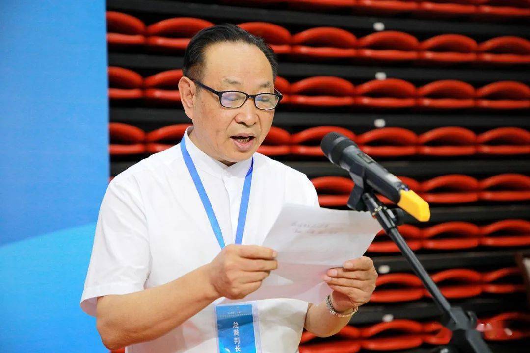 省体育局二级巡视员何光煜,县委书记王远,本次赛事总裁判长马世坤,州