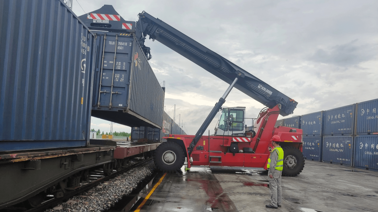 发 哈尔滨铁路局供图)与此同时,大庆车务段和高家站努力提升运输效率