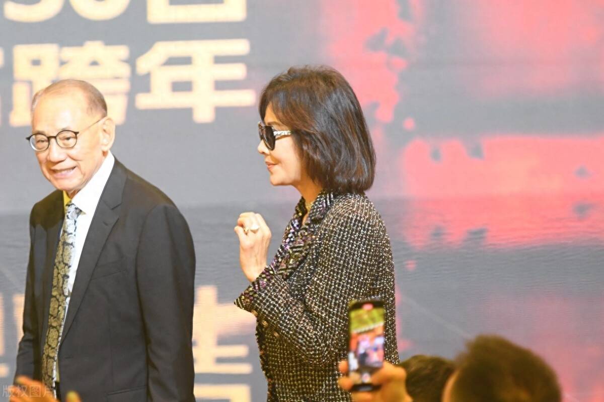 刘嘉玲为老公站台,穿小香风外套精致优雅,戴粗金项链超贵气_女人_的