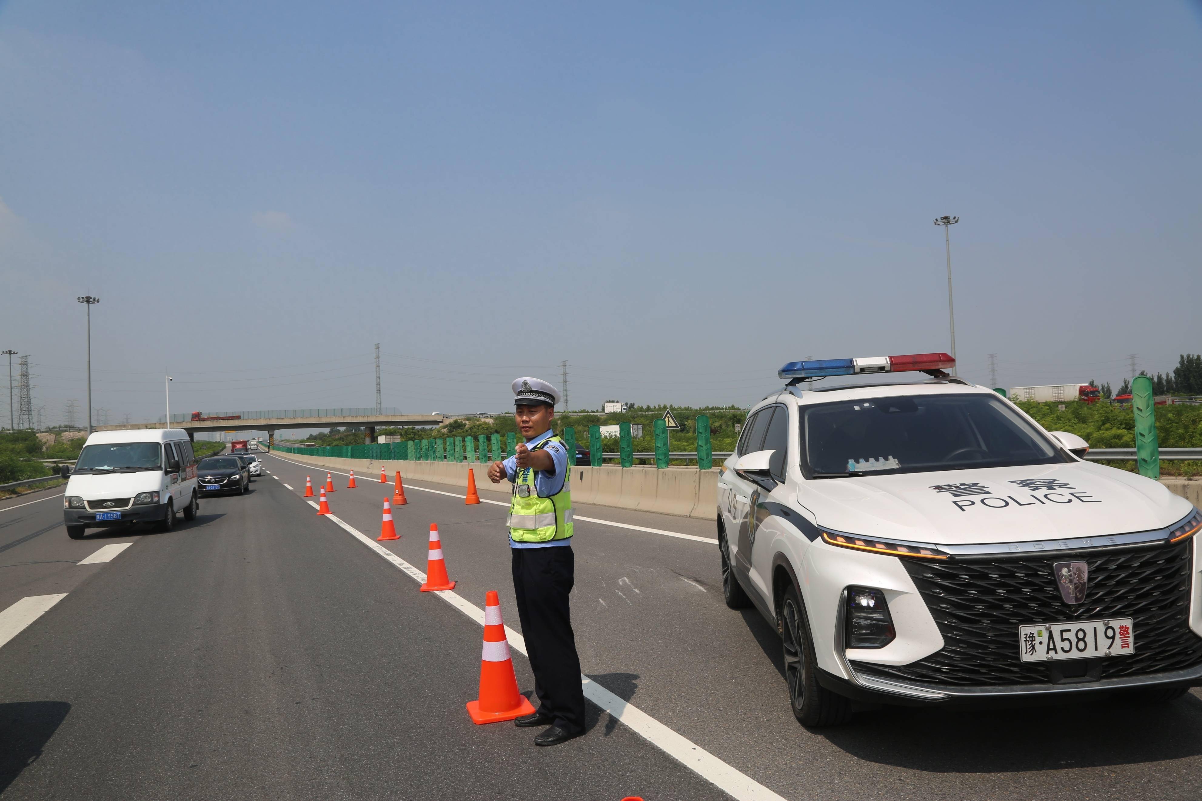 畅通郑州在行动:视频巡查,流动巡逻,联合执法,仿真警车警示…消除事故