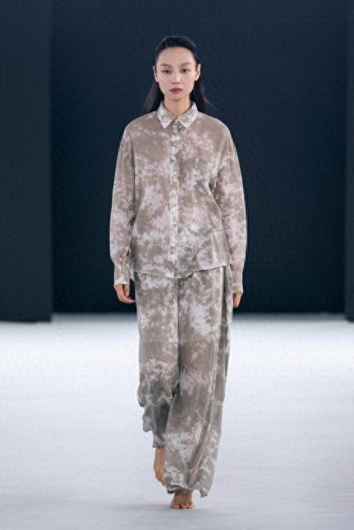 8月24日,意大利时装品牌avant toi新季2024春夏系列发布首秀于杭州