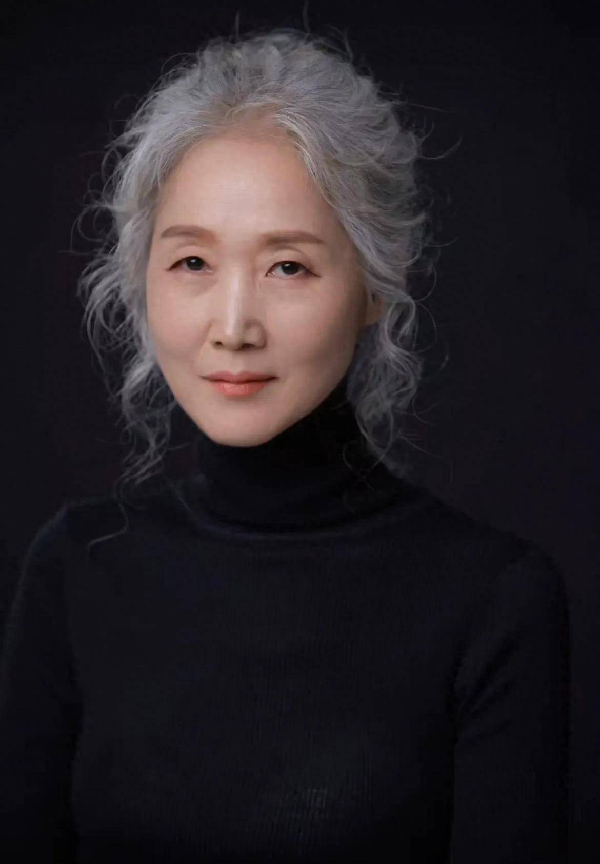 论不显老这件事,亚洲女人稳赢,64岁的她白发满头也很美