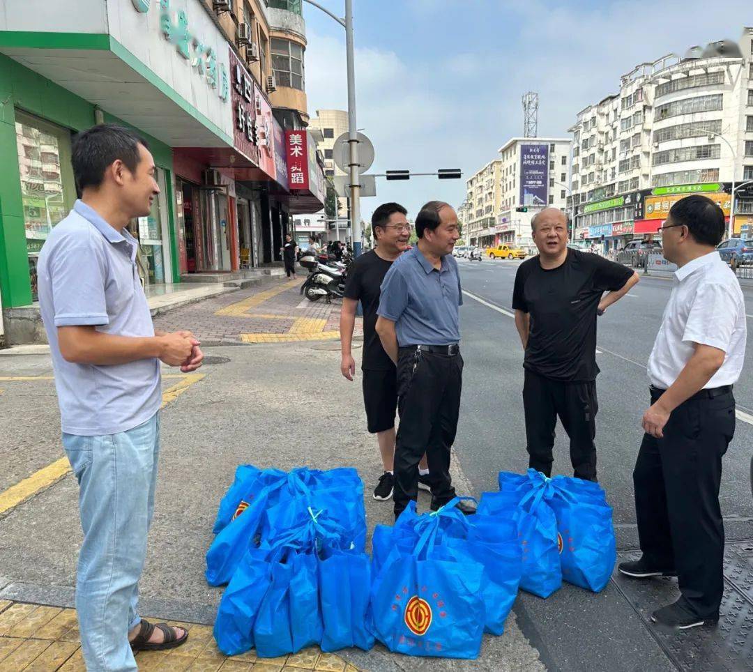 广信区总工会为一线职工"送清凉"_慰问_高温_作业