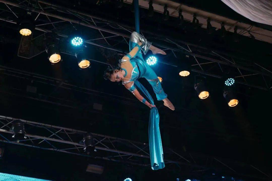 表演动作各种超乎想象的高难度动作让您屏气凝神高空吊环,杂技绸吊