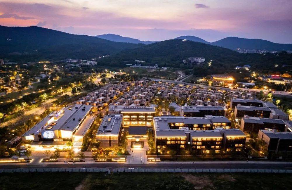 汤山涵田悦酒店坐落于汤山国家级旅游度假区,与金乌温泉公园一街之隔.
