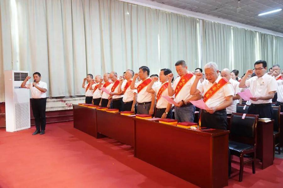 邢佑文首先代表院党委向奋战在临床一线的全体医师致