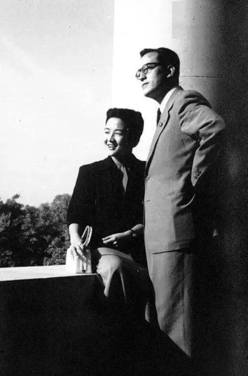 张鸿眉与父母,弟弟赵心水杨薇全家合影郑君里黄晨夫妇与儿女凌子风与