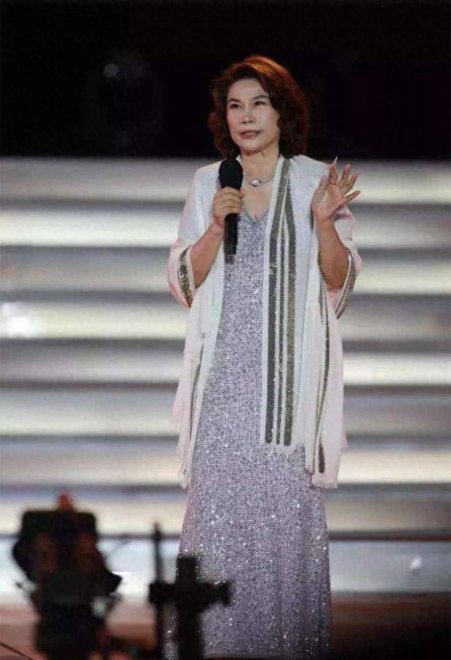 被69岁董明珠的打扮惊艳了:裙不上膝,首饰不戴金,美得优雅得体_气质