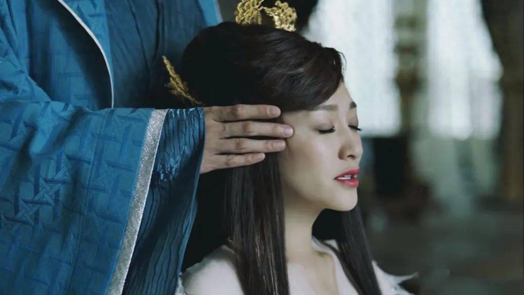 李小冉《庆余年》怼脸镜头流出,皮肤状态碾压小花,私下常练瑜伽_双手