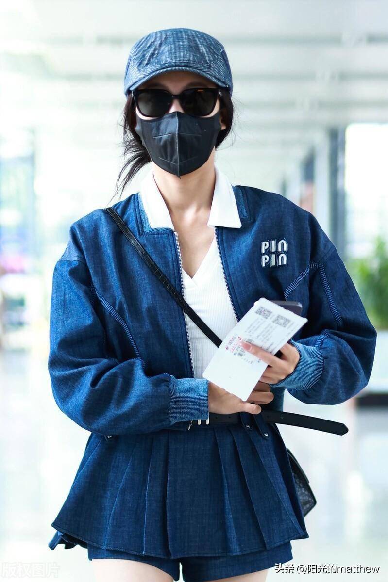 孙芮现身上海机场,牛仔夹克搭配牛仔迷你短裙青春有活力