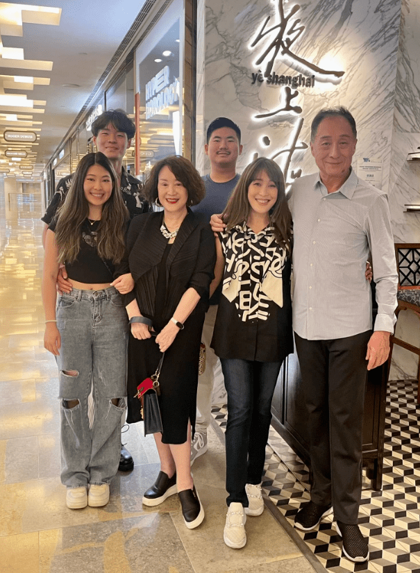 马维建和唐可珊的家庭背景很类似:四代同堂,留学背景,家人感