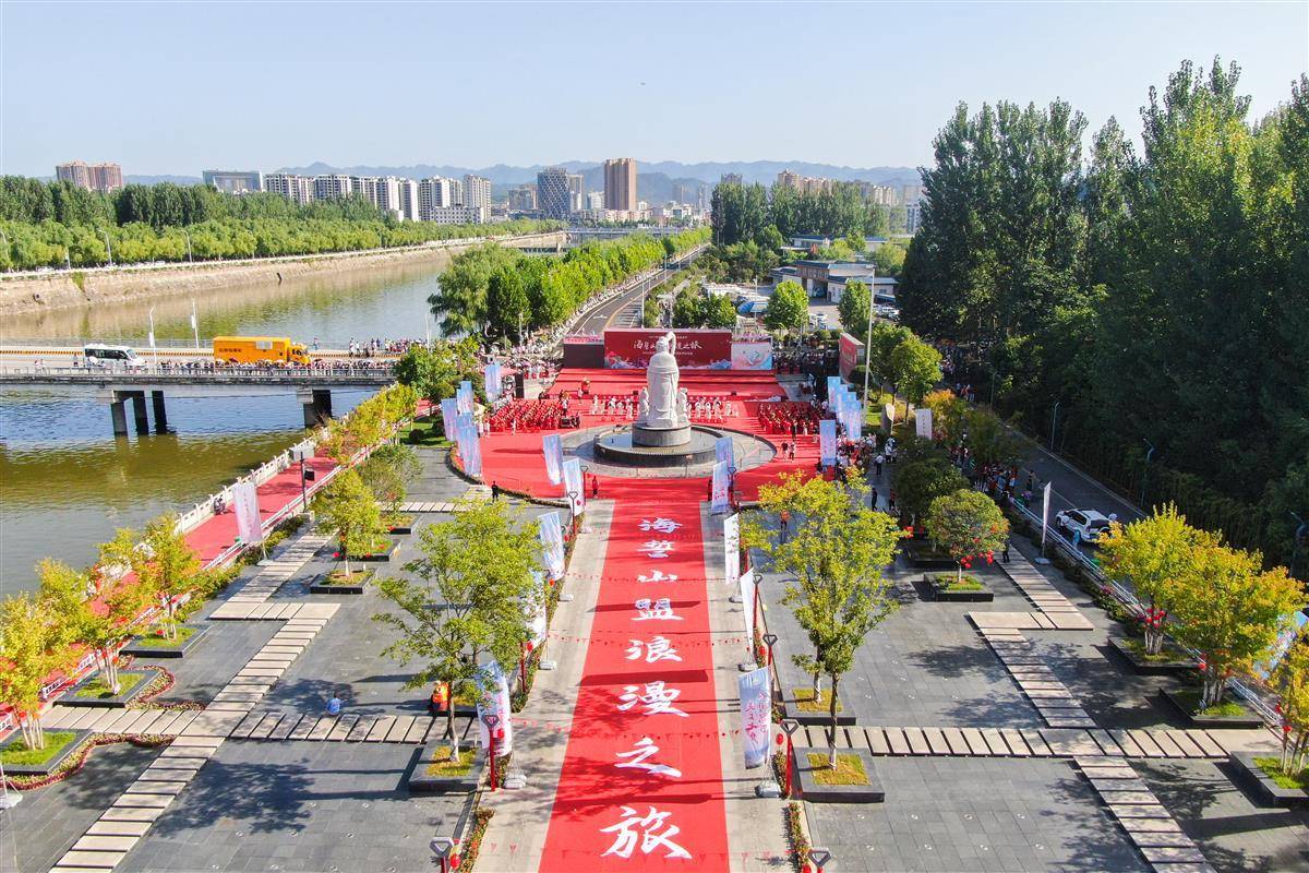 77对身着汉服的情侣浓情蜜意,执手相牵,来到婚礼仪式的水韵广场