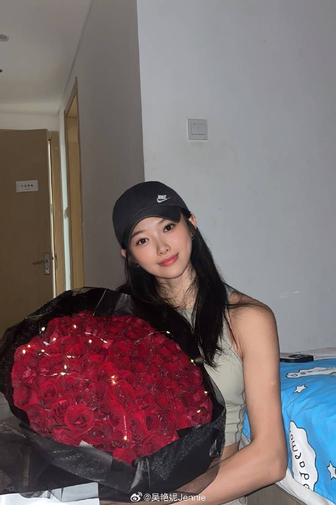 妮晒七夕收到鲜花照:一直被爱包围着,很幸运也很幸福_个人_微博_配文