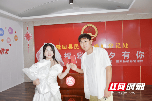 8月22日,隆回县民政局婚姻登记处,一对领证的新人.