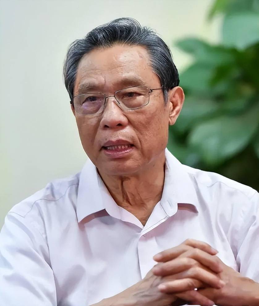 共和国勋章获得者钟南山院士:一般人都赞扬我,但父亲总是批评我_钟世