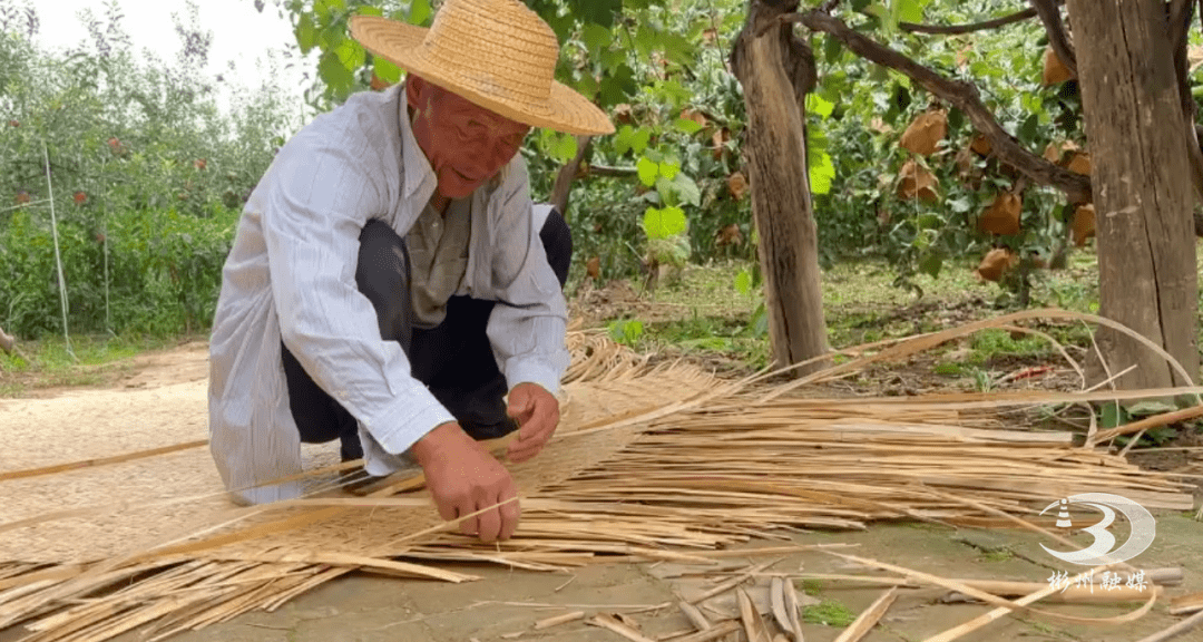 现如今,在彬州市的北极镇龙门村,有一位打席子的手艺人杨忠贤,他自幼
