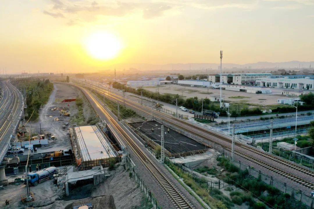 包银高铁包头枢纽控制性工程跨白云鄂博路双刚构中桥浇筑完成_施工