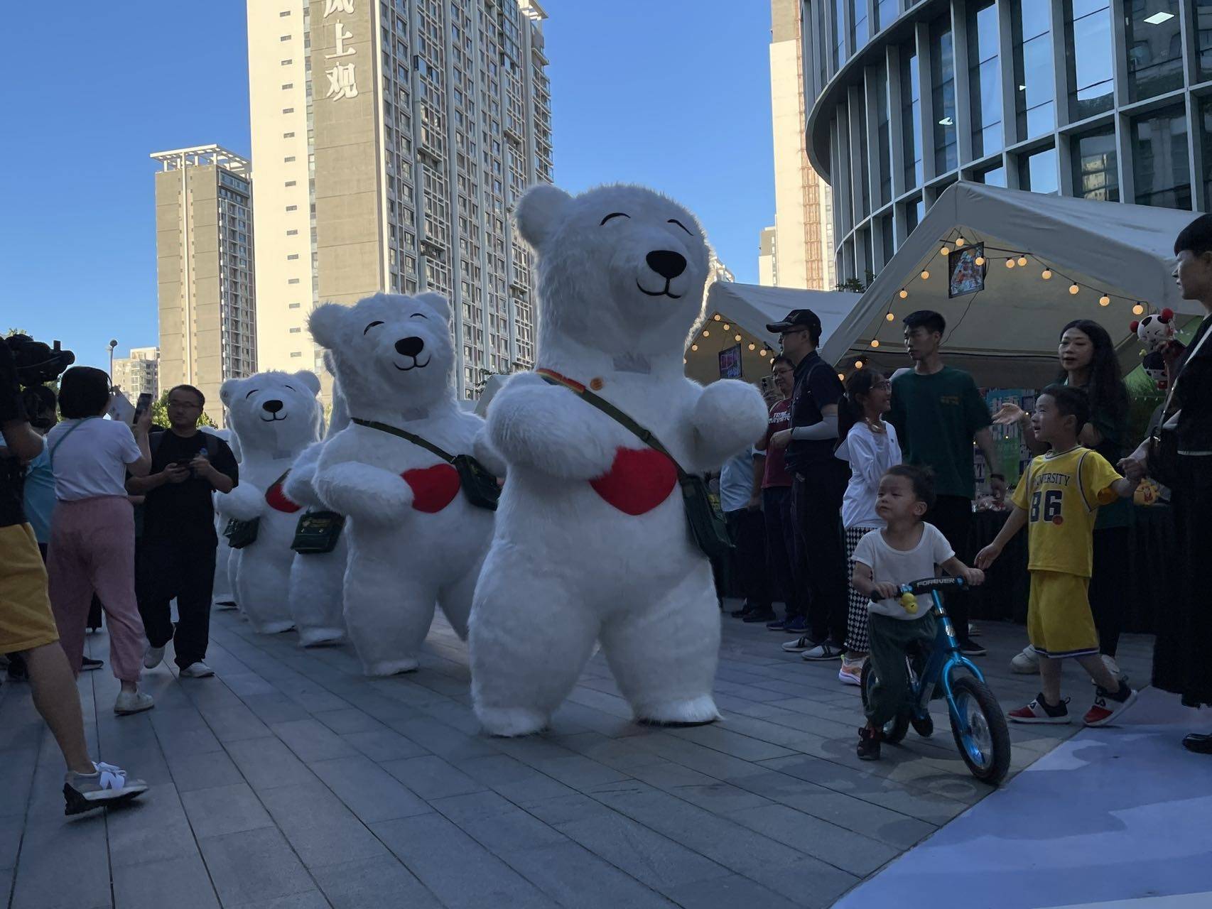 5天活动中,望京小街的明星——"柏林熊"也会在市集和市民亲密互动.