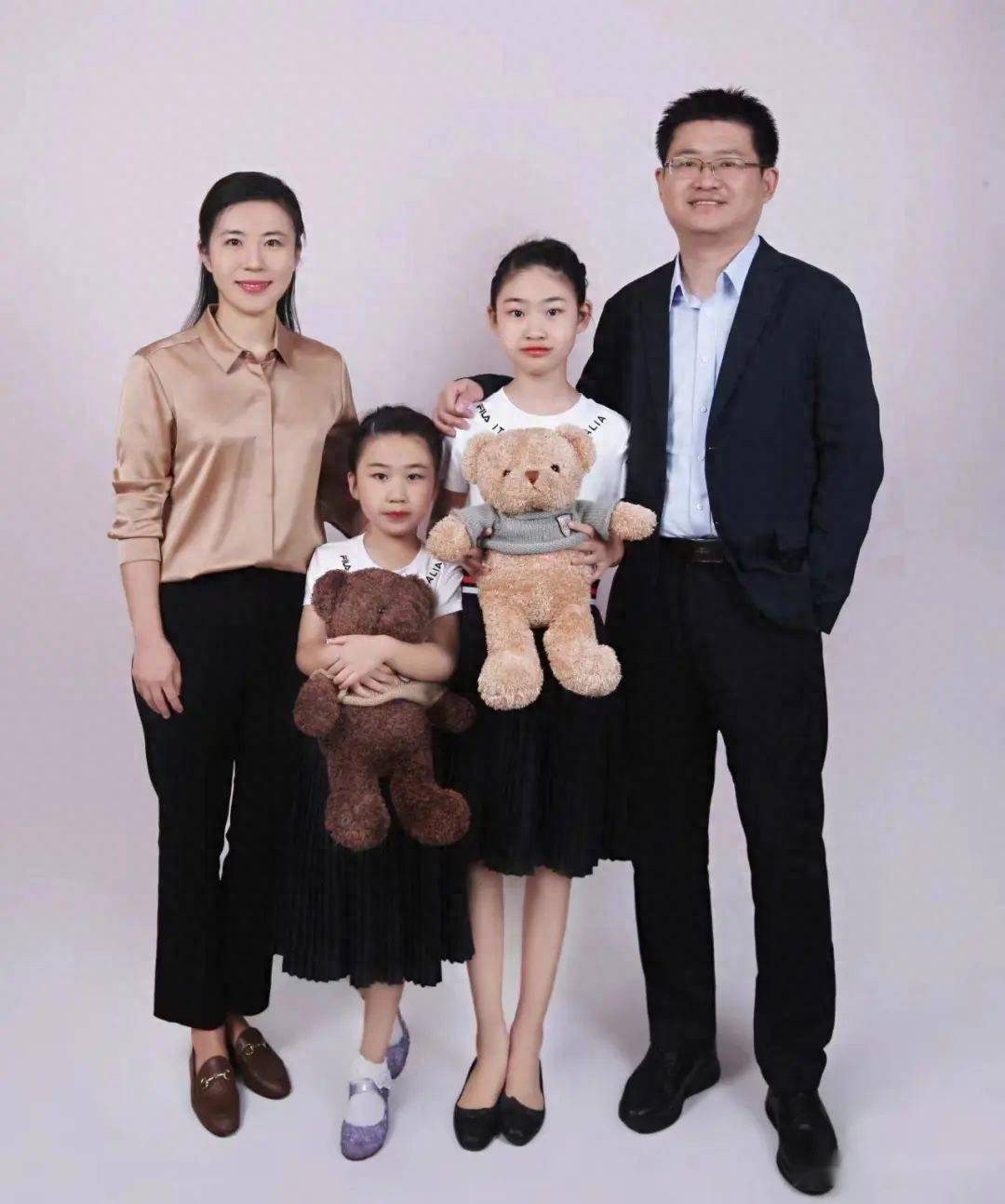 在摩洛哥的第一年,每一次头疼脑热,周佳都是独自撑过去,而在上海的