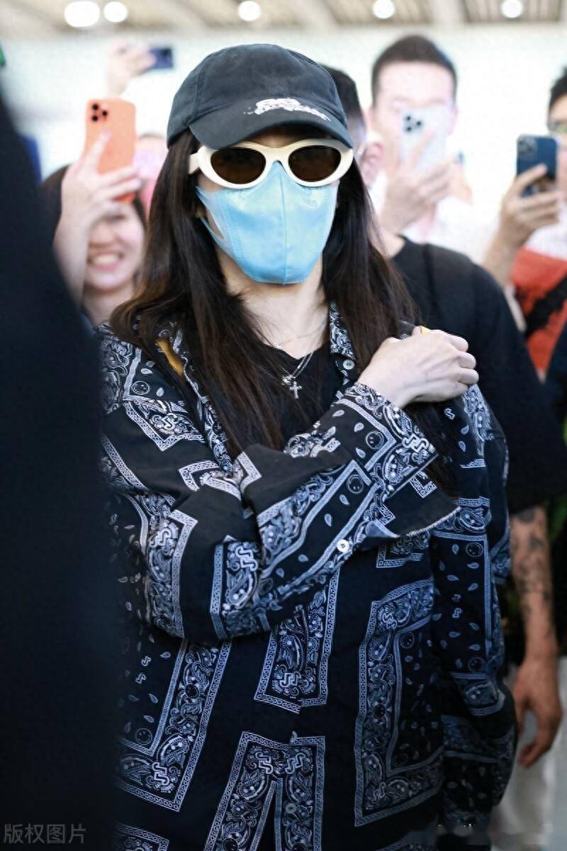 萧亚轩印花上衣戴棒球低调出依然行人气高_北京_机场