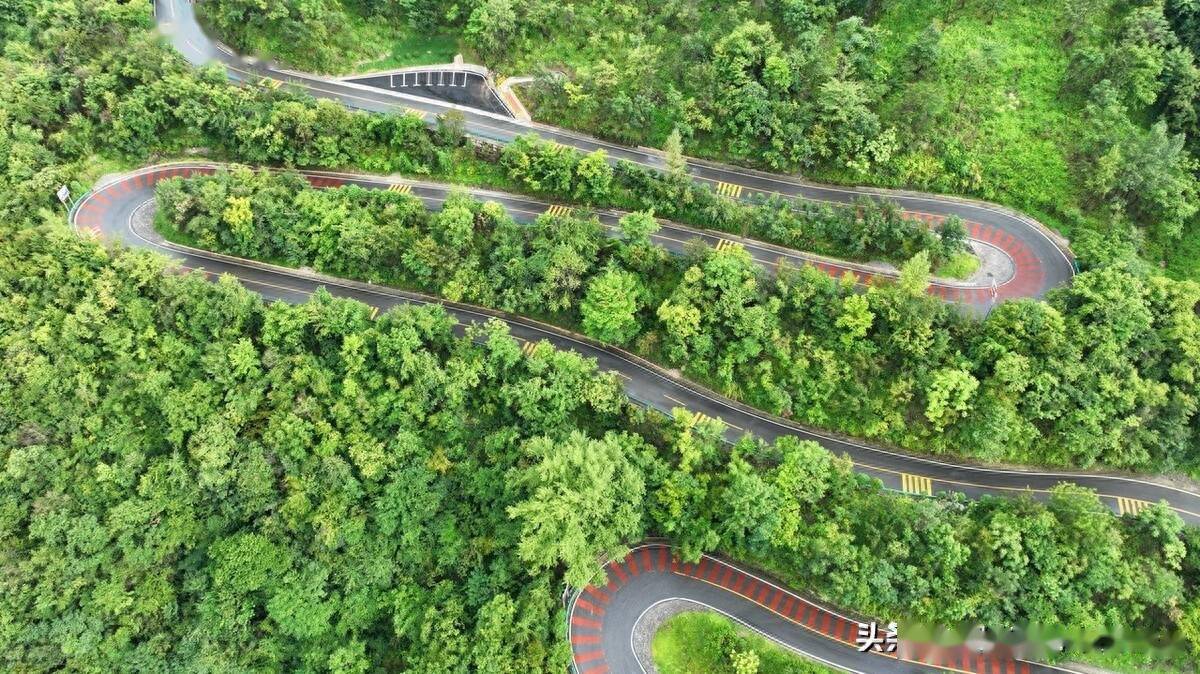 "十回首"公路连通武当山,神农架,位于房县4a级景区野人谷镇.