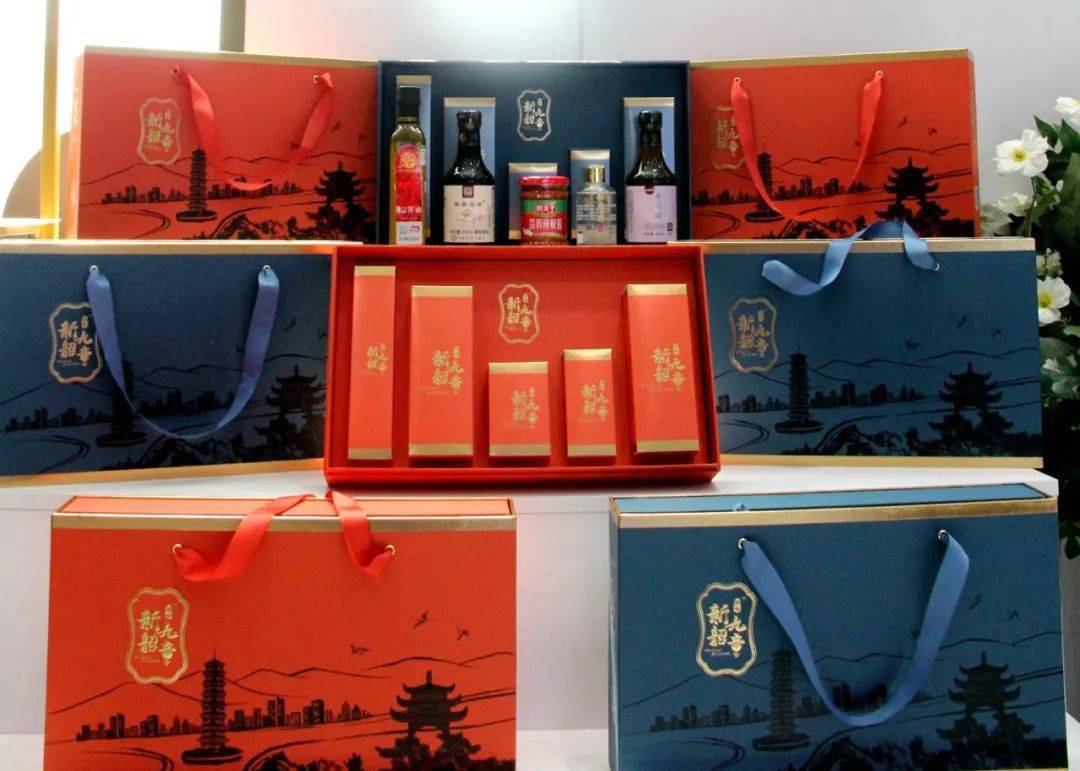 目前,入选礼盒的产品有7种,分别是隆盛酱油,隆盛贵妃醋,朝天子辣椒酱