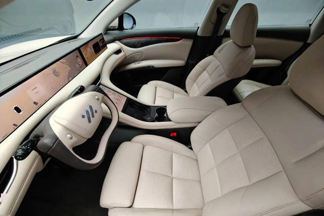 本车座椅号称采用意大利popo sofa,如云朵般轻盈自在.