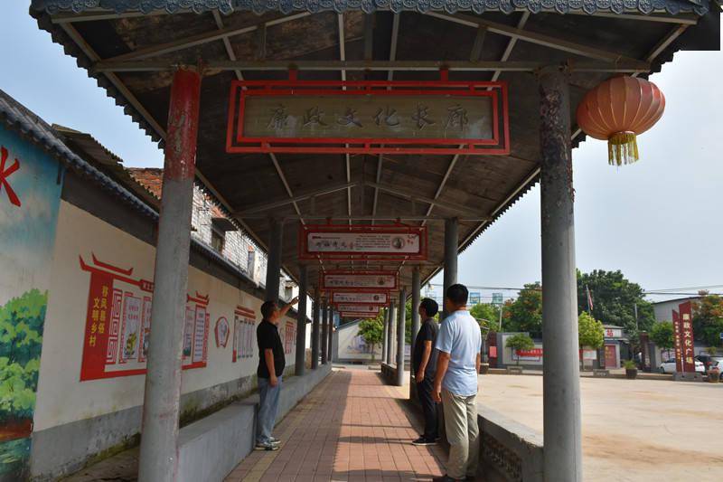 "8月21日,在郏县长桥镇东谷刘村廉政文化馆,管理员正在讲述该村翰林刘