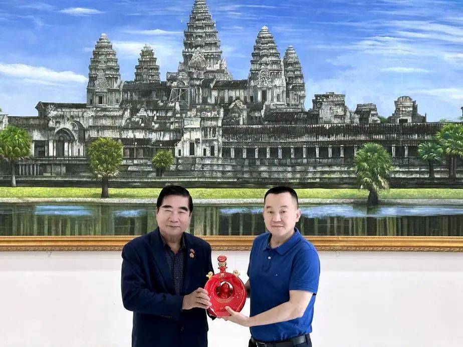 柬华理事总会常务副会长方灿成将军(左)互赠礼物中国和柬埔寨双边关系