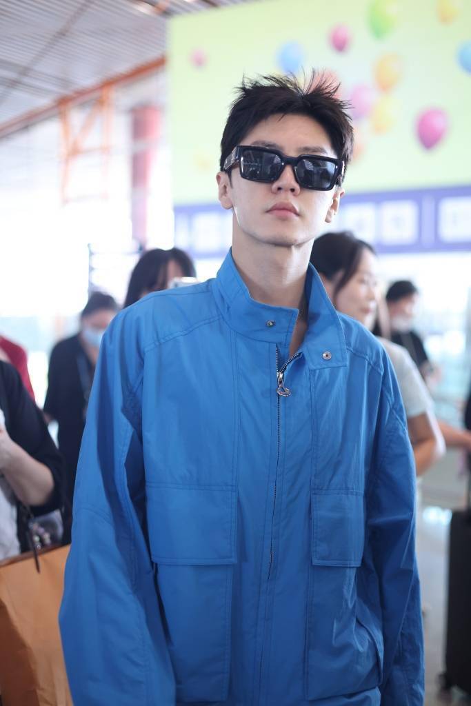 陈哲远身穿蓝色夹克外套现身机场 清爽发型尽显型男魅力_北京_热度